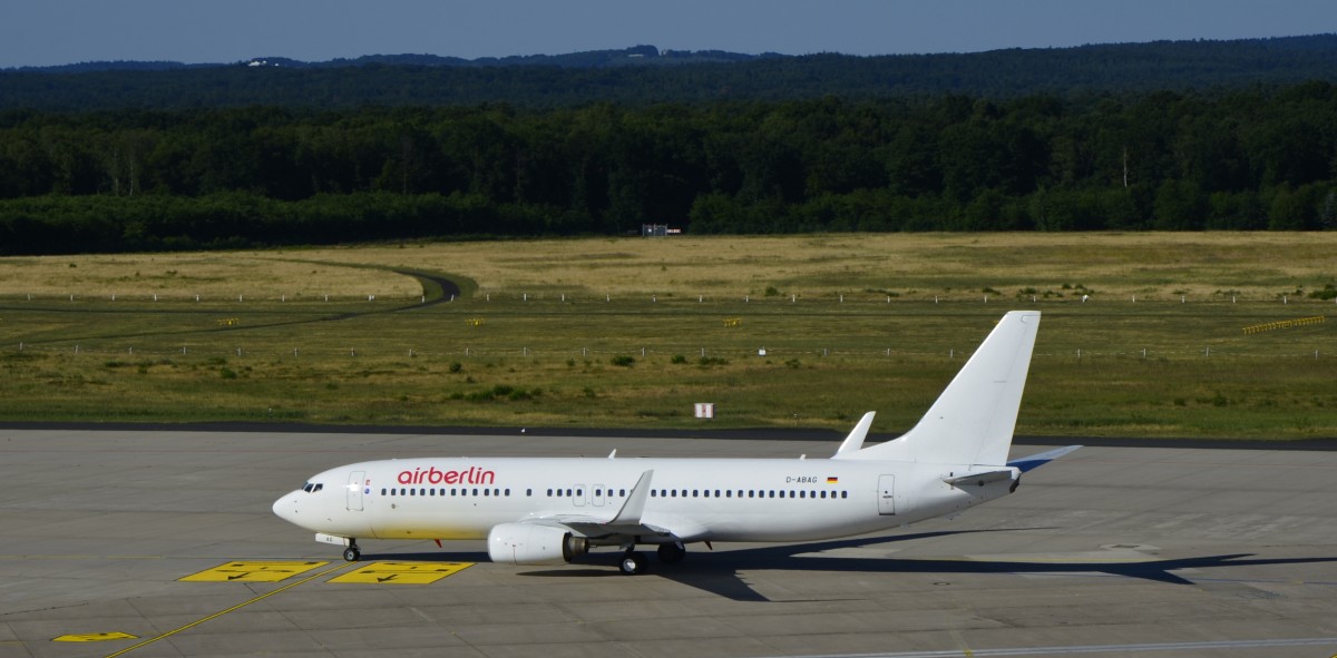 Air Berlin D-ABAG, Boeing 737-86J(WL) auf dem Weg zum Terminal 2. Flughafen Köln/Bonn am 10.07.2015