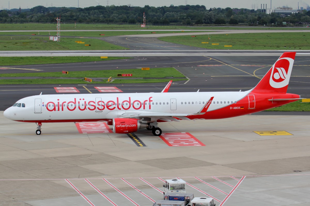 Air Berlin D-ABCO mit Air Düsseldorf Aufschrift rollt zum Start in Düsseldorf 13.9.2015