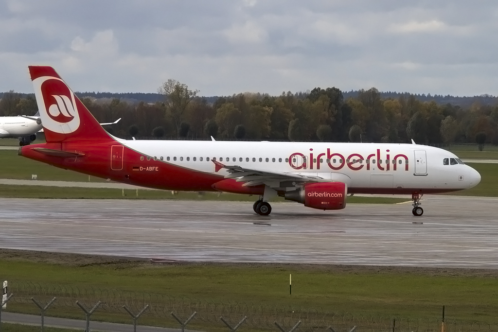 Air Berlin, D-ABFE, Airbus, A320-214, 29.10.2013, MUC, München, Germany 



