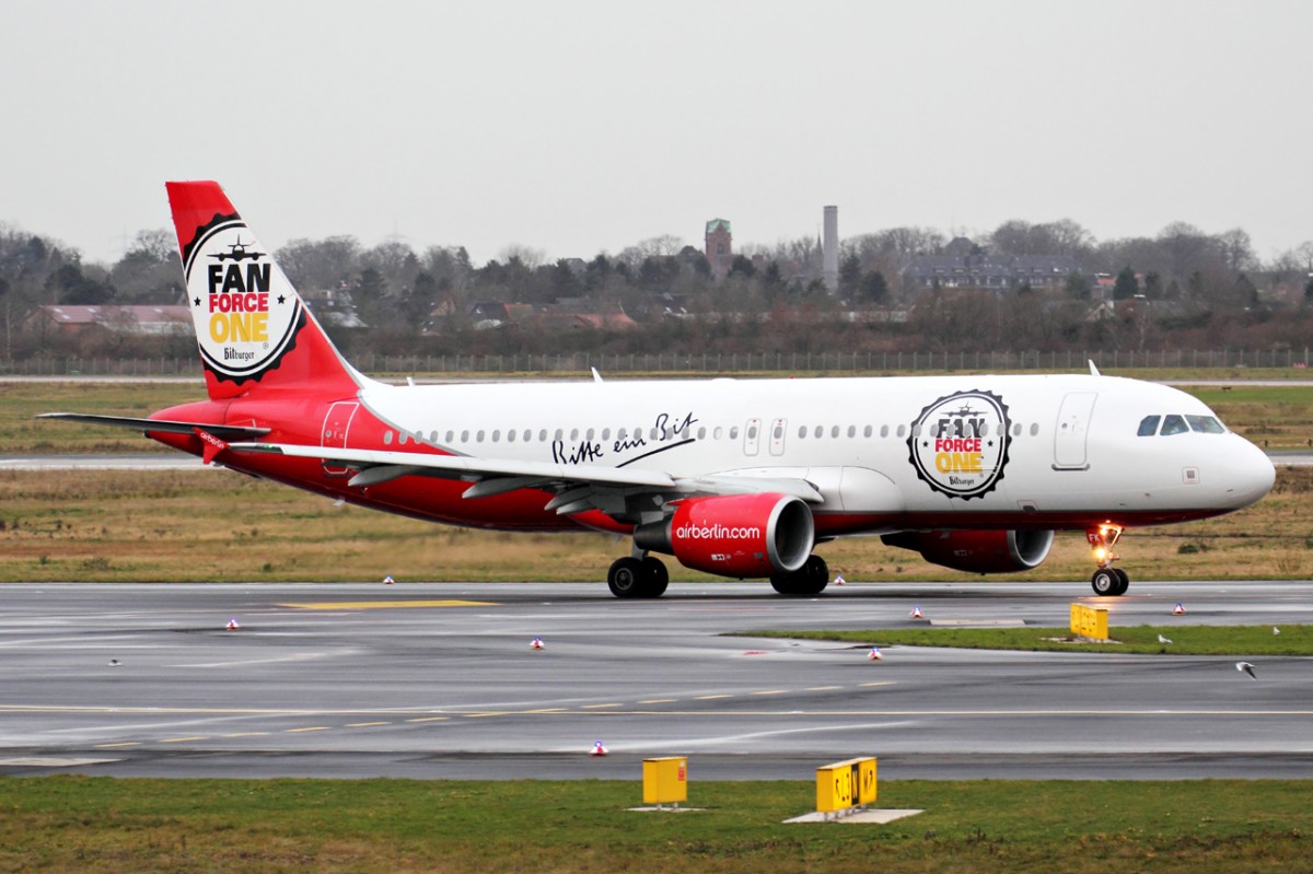 Air Berlin D-ABFK  Fan Force One  rollt zum Start in Düsseldorf 20.12.2014