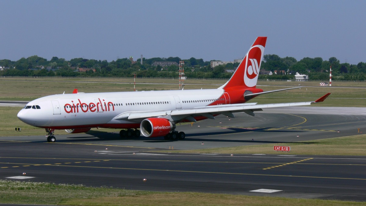 Air Berlin D-ALPA mit einen Airbus A330-223 am 01.06.2009 in Dsseldorf