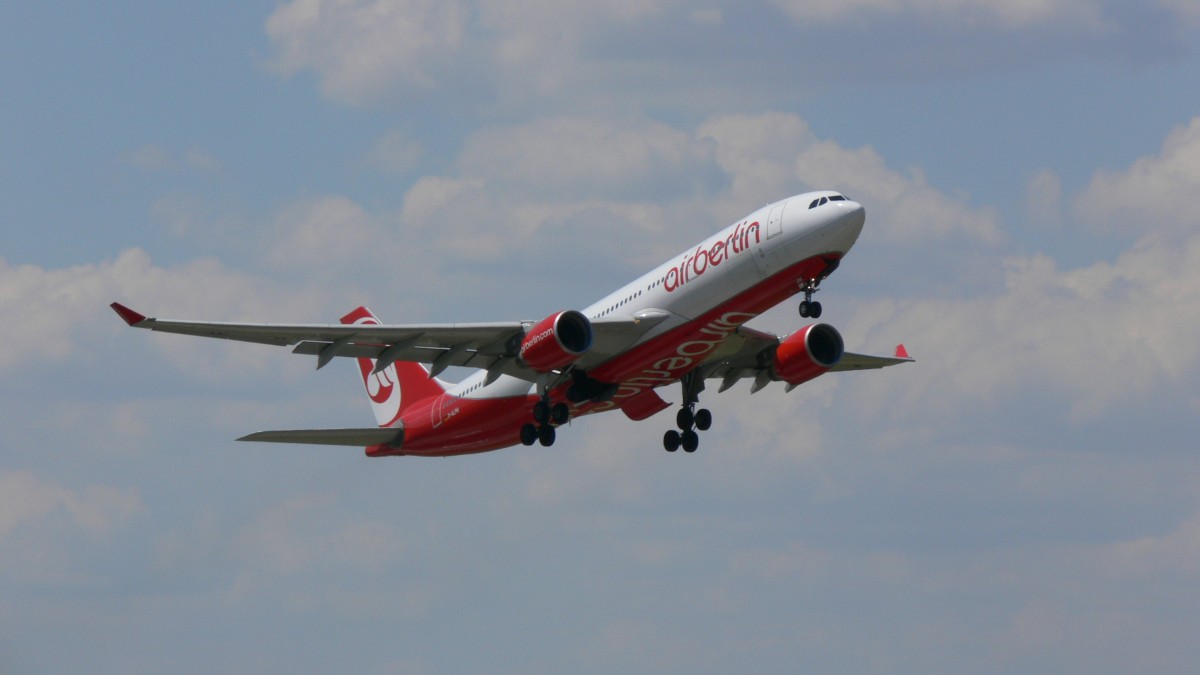 Air Berlin D-ALPH mit einen Airbus A330-223 am 01.06.2009 in Dsseldorf.