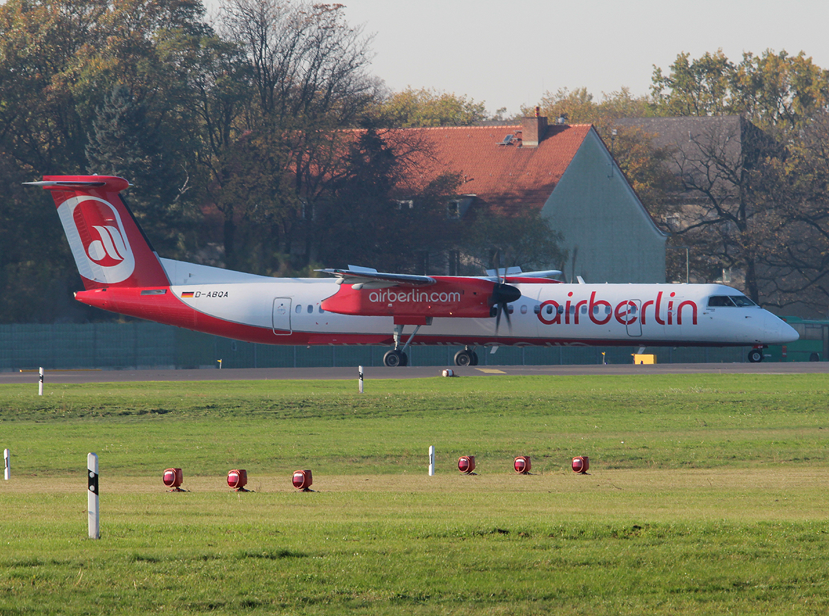 Air Berlin DHC-8-402Q D-ABQA kurz vor dem Start in Berlin-Tegel am 31.10.2013