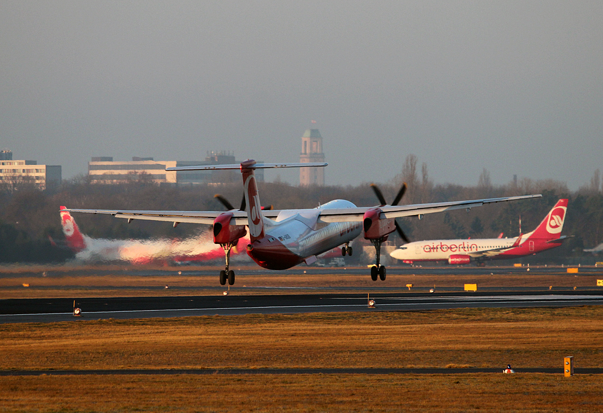 Air Berlin DHC-8-402Q D-ABQB bei der Landung in Berlin-Tegel am 22.02.2014