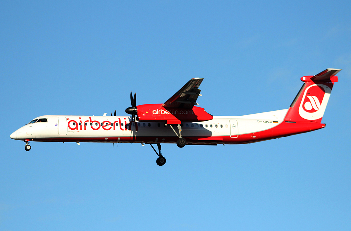 Air Berlin DHC-8-402Q D-ABQC bei der Landung in Berlin-Tegel am 11.01.2014
