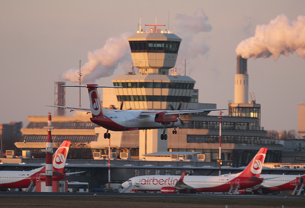 Air Berlin DHC-8-402Q D-ABQC bei der Landung in Berlin-Tegel am 08.02.2014