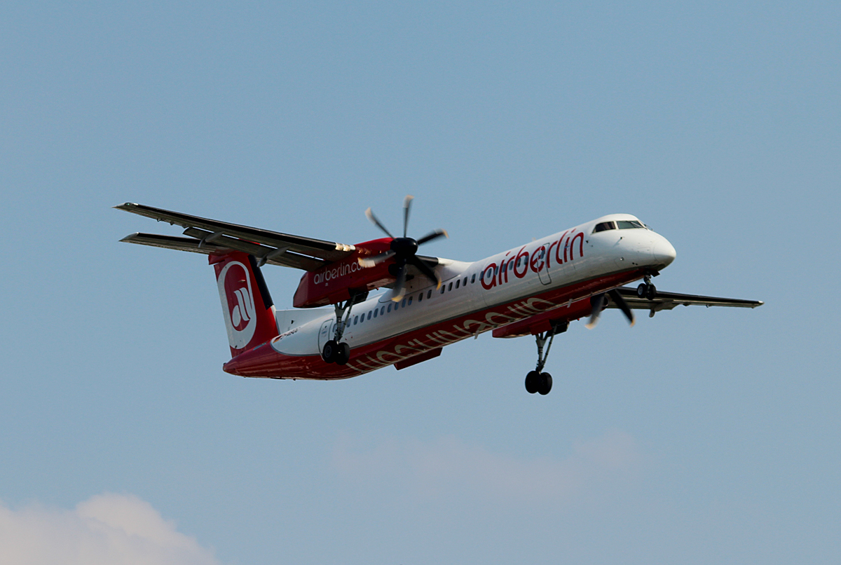 Air Berlin DHC-8-402Q D-ABQC bei der Landung in Berlin-Tegel am 08.08.2014