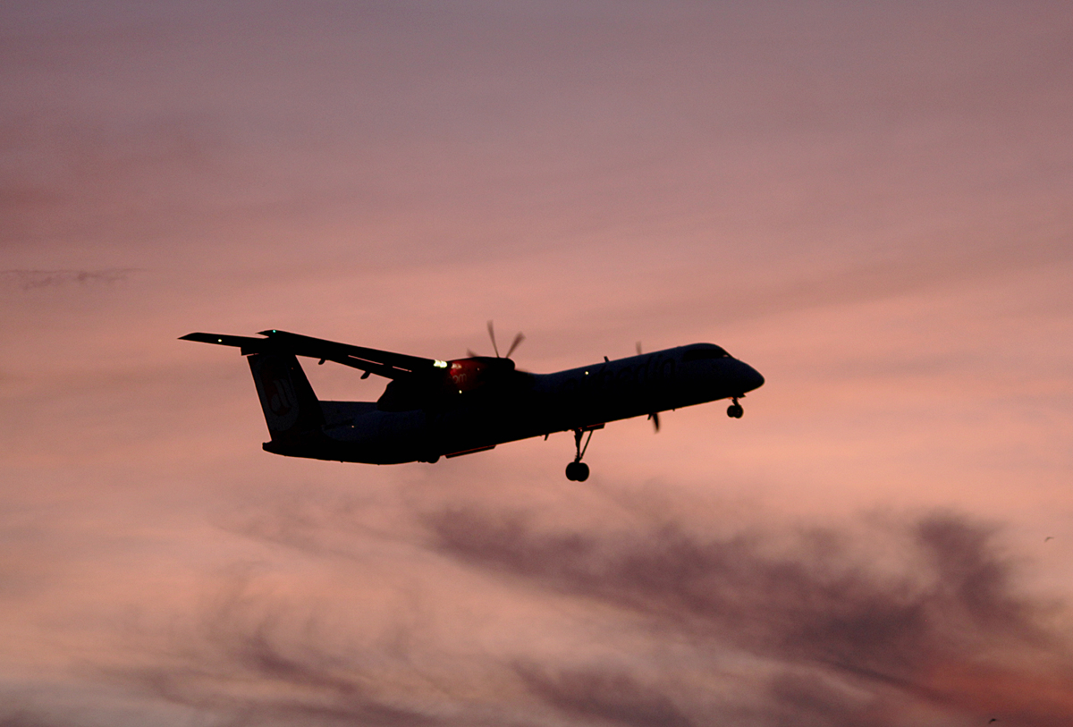 Air Berlin DHC-8-402Q D-ABQC bei der Landung in Berlin-Tegel am 06.12.2015