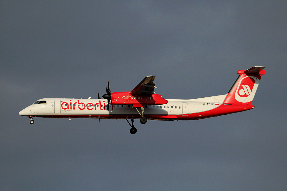 Air Berlin DHC-8-402Q D-ABQE bei der Landung in Berlin-Tegel am 06.12.2015