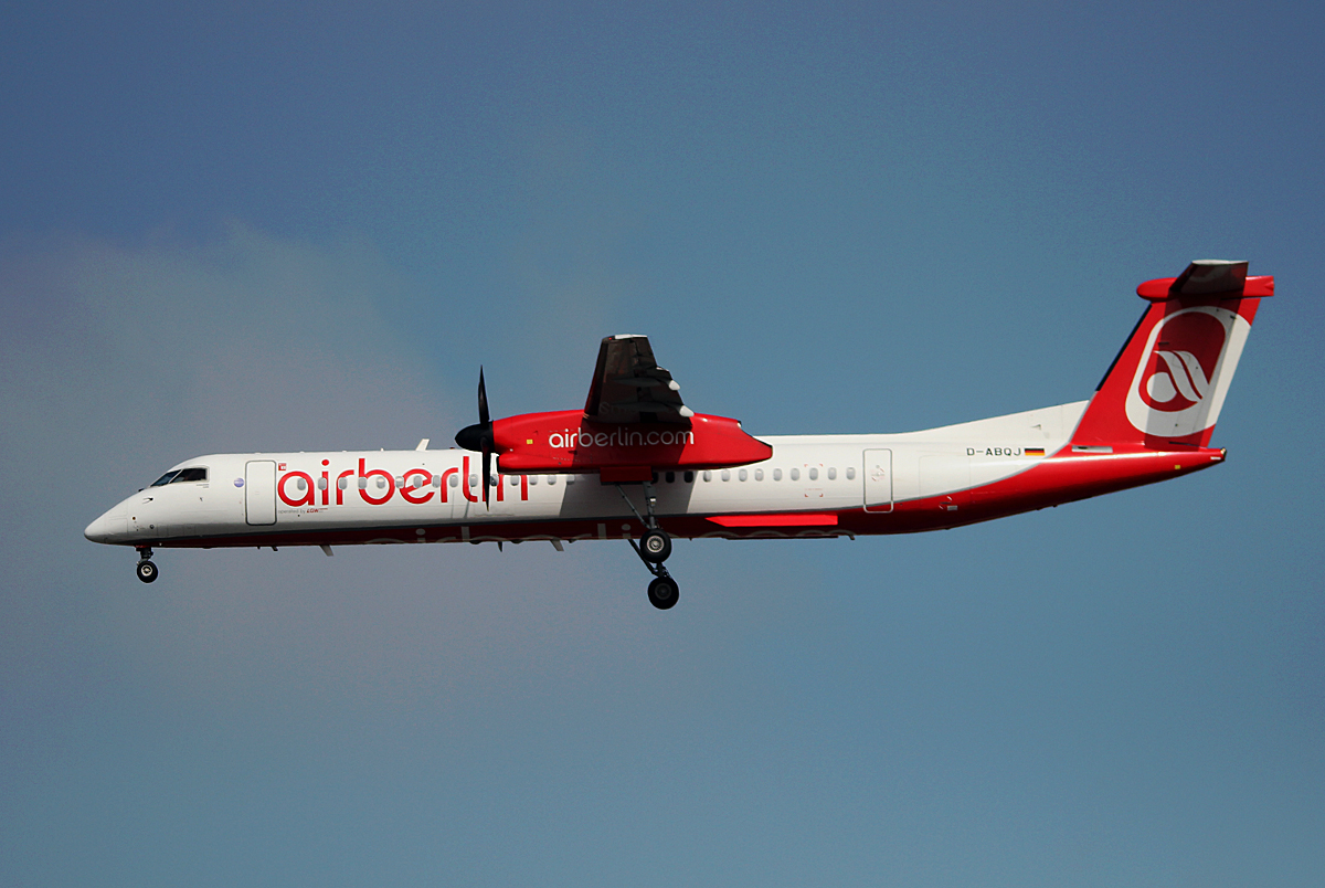 Air Berlin DHC-8-402Q D-ABQJ bei der Landung in Berlin-Tegel am 12.04.2014