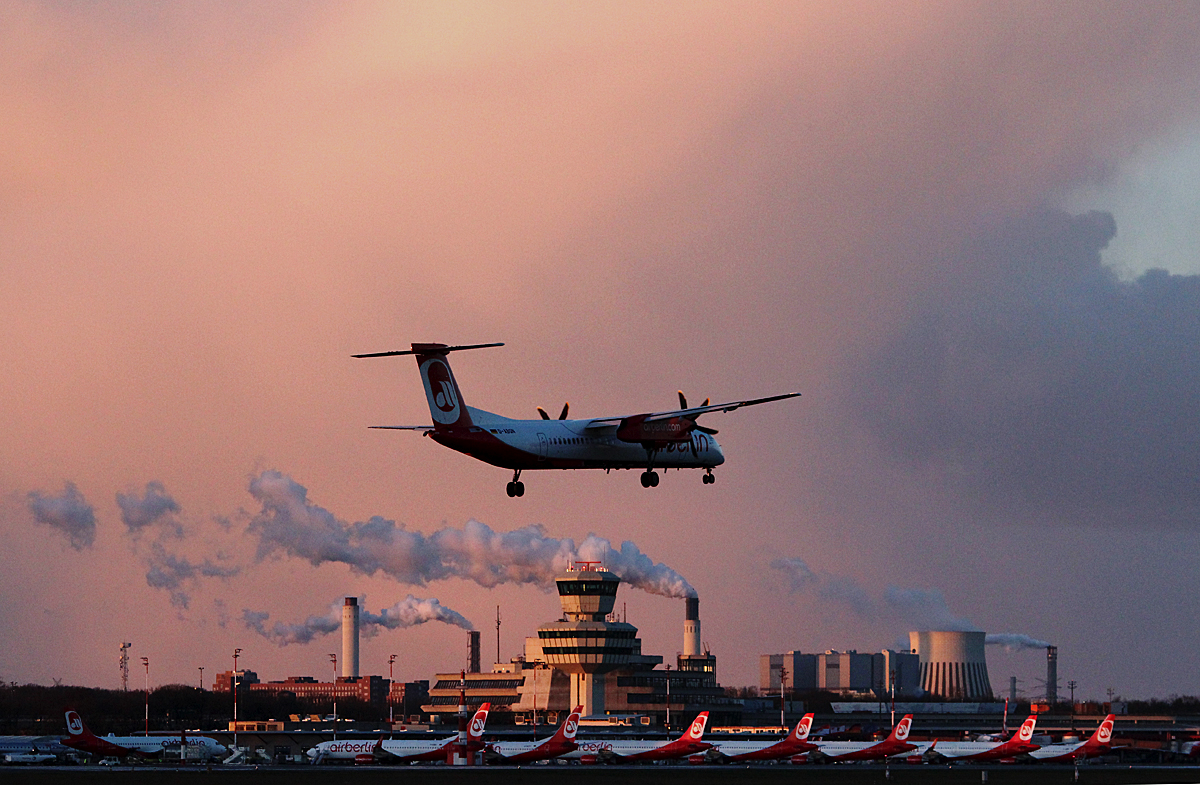 Air Berlin DHC-8-402Q D-ABQN bei der Landung in Berlin-Tegel am frhen Morgen des 08.02.2015