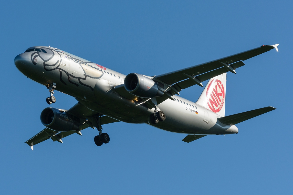 Air Berlin [Niki c/s] Airbus A320-200 D-ABHM am Morgen des 27.05.2017 im Anflug auf Düsseldorf.