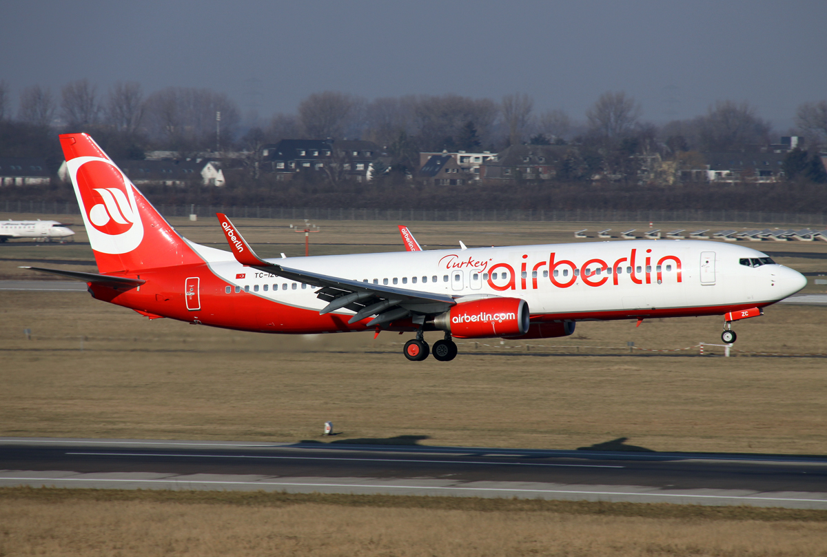 Air Berlin Turkey B737-800 TC-IZC bei der Landung auf 05R in DUS / EDDL / Düsseldorf am 11.02.2012