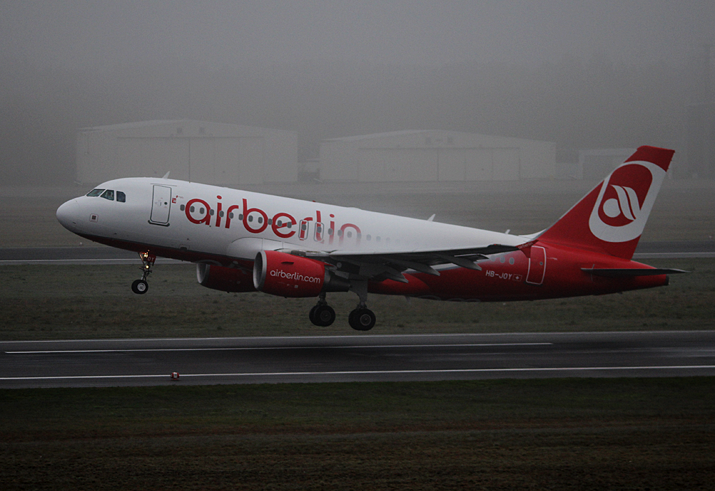 Air Berlin(Belair) A 319-112 beim Start in Berlin-Tegel am 12.04.2014 im morgendlichen Nebel und Nieselregen