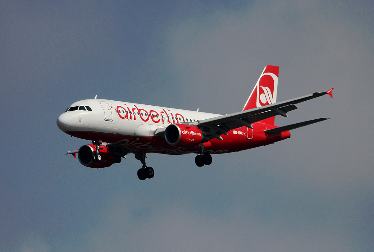 Air Berlin(Belair) A 319-112 HB-IOX bei der Landung in Berlin-Tegel am 12.04.2014