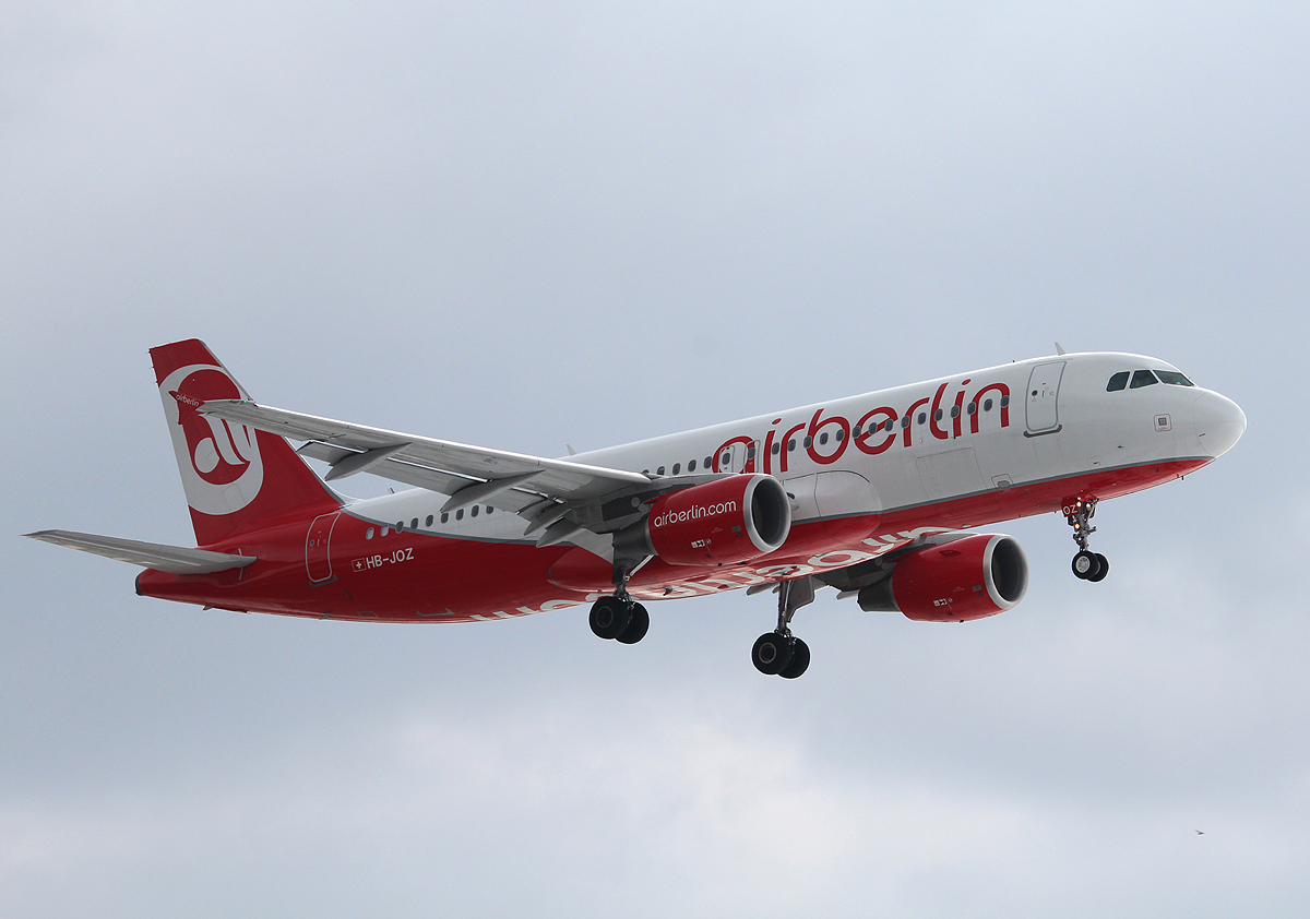 Air Berlin(Belair) A 320-214 HB-JOZ bei der Landung in Berlin-Tegel am 01.04.2013