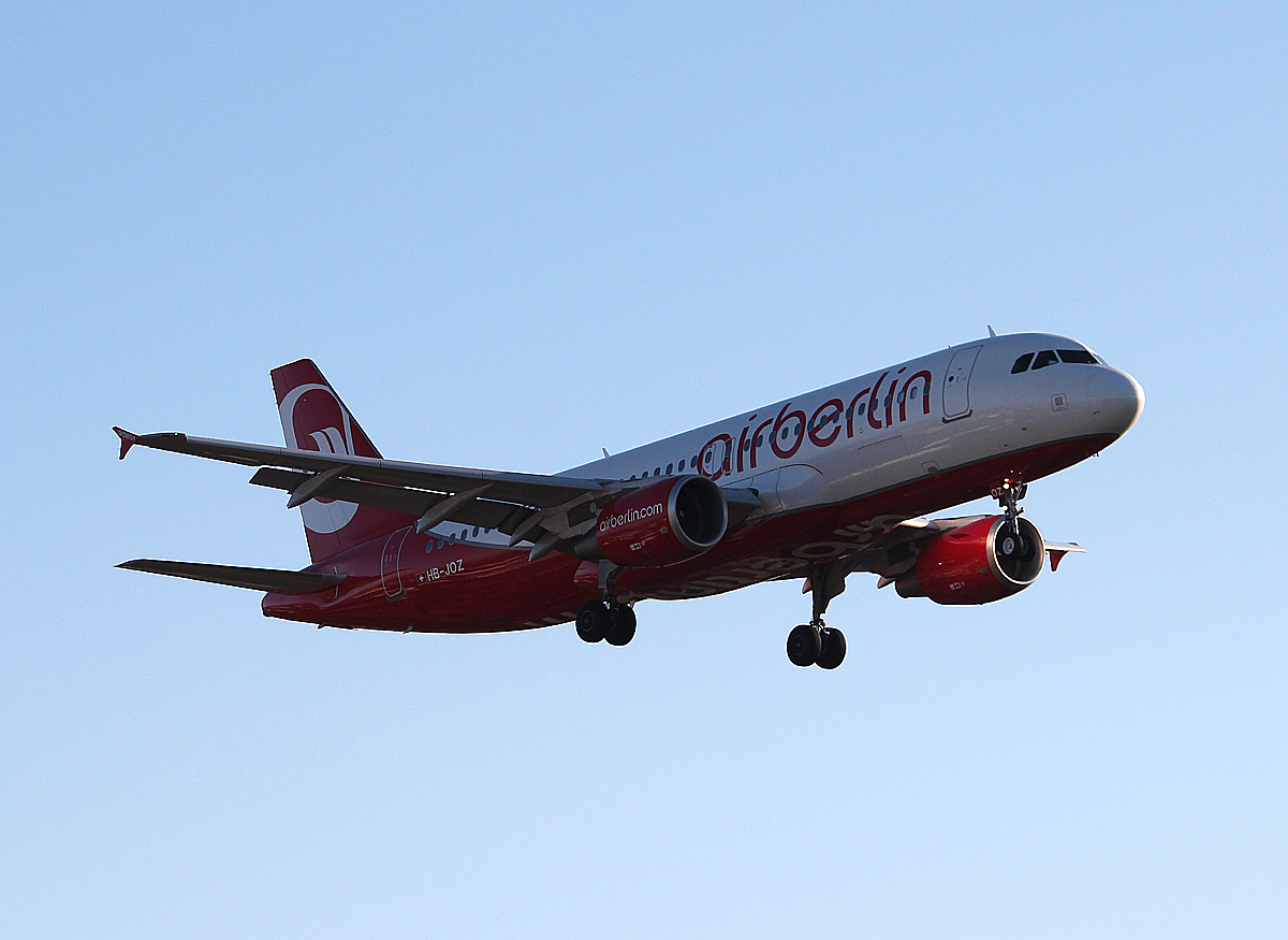 Air Berlin(Belair) A 320-214 HB-JOZ bei der Landung in Berlin-Tegel am 30.12.2013