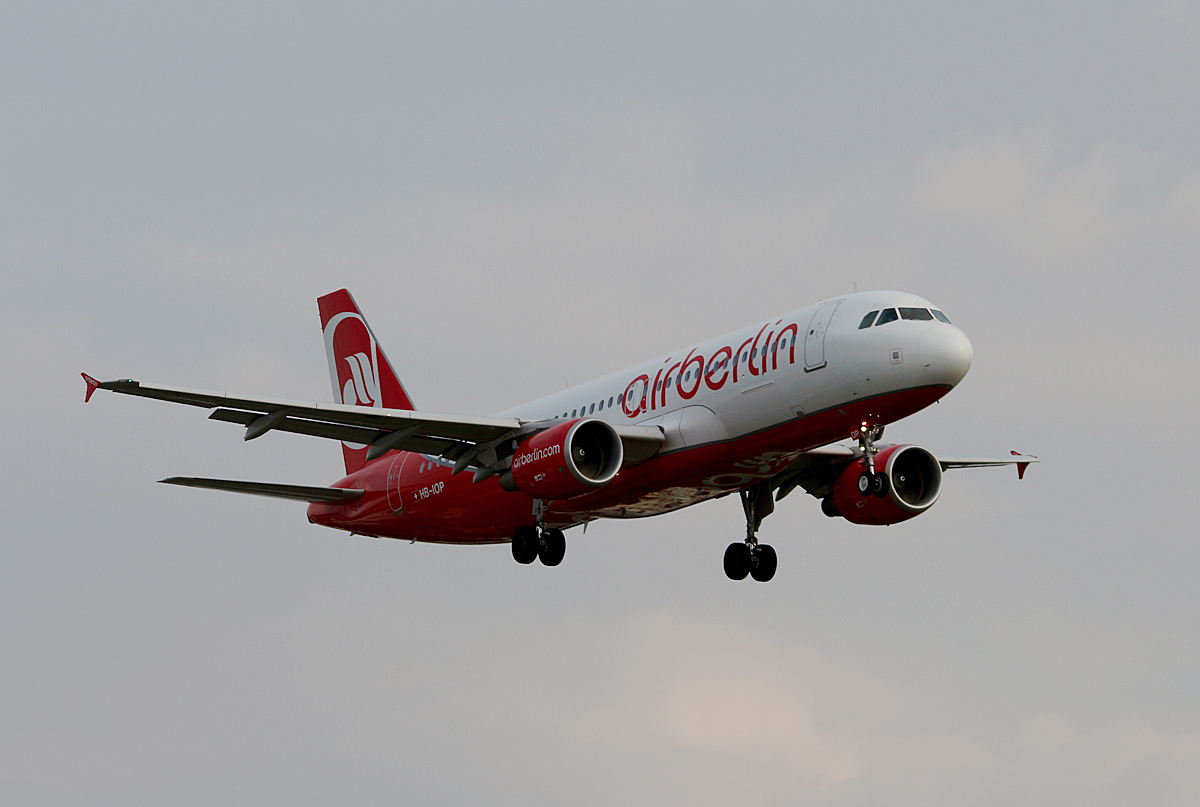 Air Berlin(Belair), Airbus A 320-214, HB-IOP, TXL, 23.09.2016