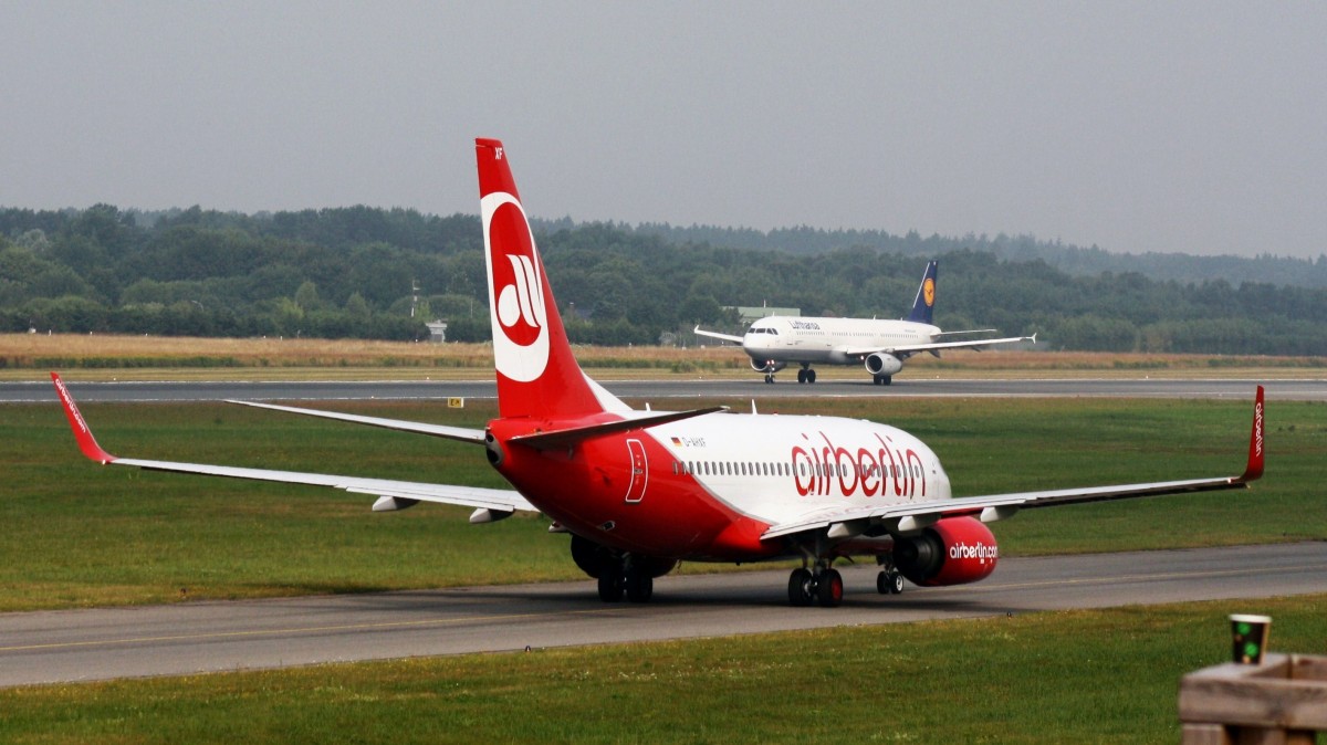 Air Berlin,D-AHXF,(c/n35136),Boeing 737-7K5(WL),25.07.2013,HAM-EDDH,Hamburg,Germany(hinten landet:Lufthansa,D-AISO,A321-231)