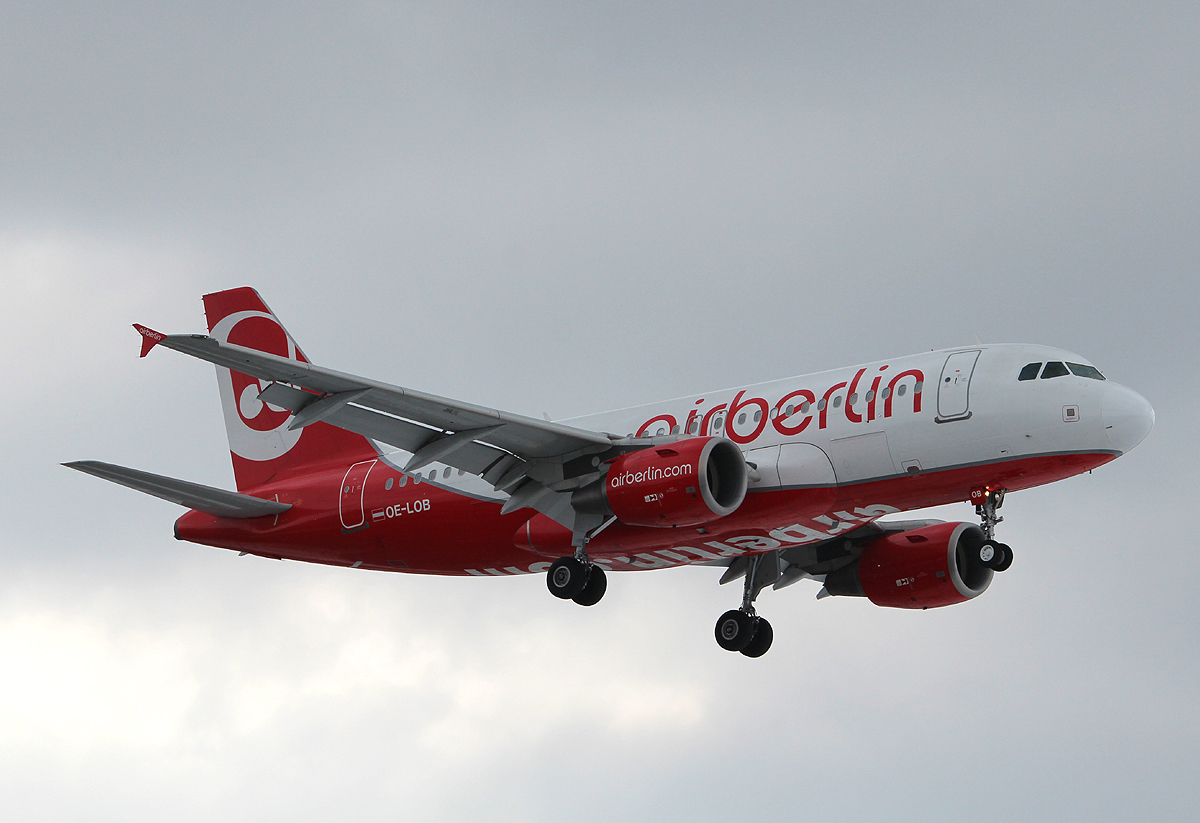 Air Berlin(Niki) A 319-112 OE-LOB bei der Landung in Berlin-Tegel am 01.04.2013