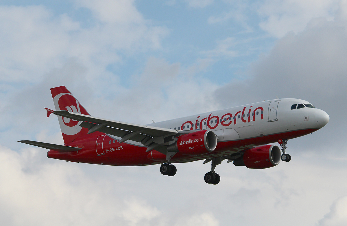 Air Berlin(Niki) A 319-112 OE-LOB bei der Landung in Berlin-Tegel am 04.09.2013