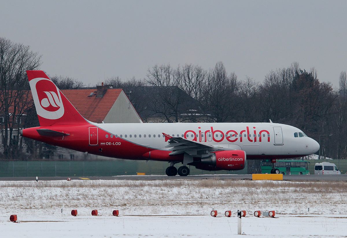 Air Berlin(Niki) A 319-112 OE-LOD kurz vor dem Start in Berlin-Tegel am 01.04.2013