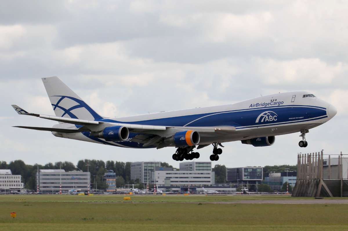 Air Bridge Cargo VQ-BHE bei der Landung in Amsterdam 20.5.2015
