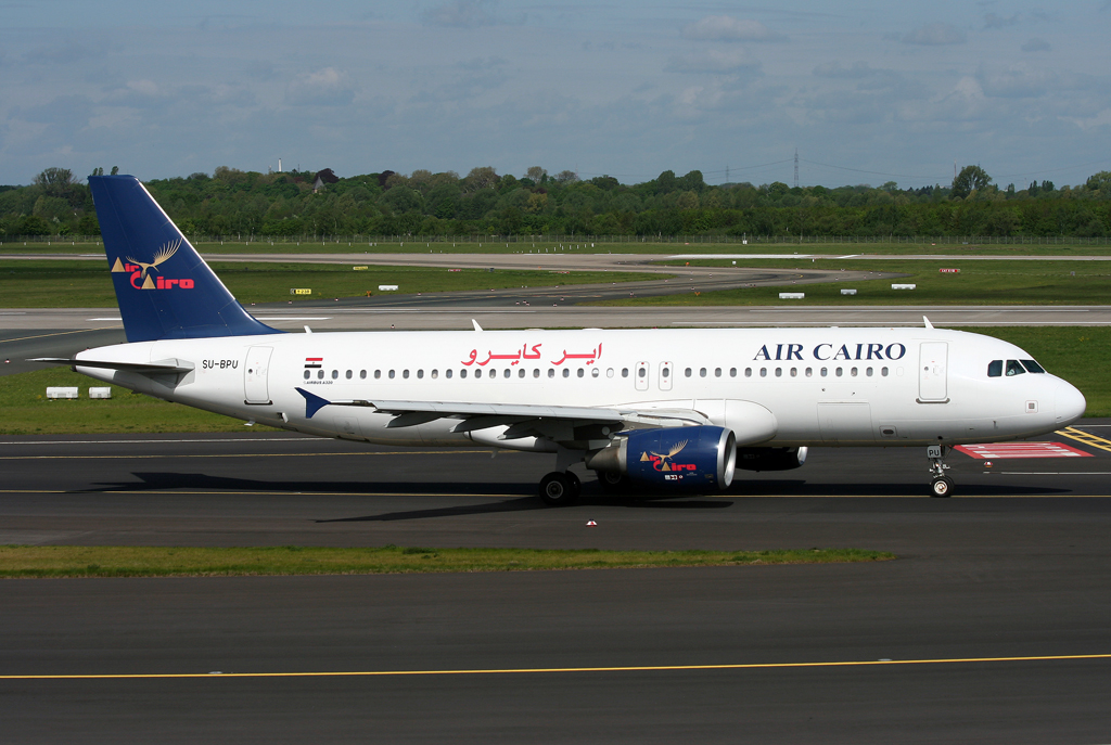 Air Cairo A-320 SU-BPU auf dem Taxiway zur 23l in DUS / EDDL / Düsseldorf am 02.05.2010