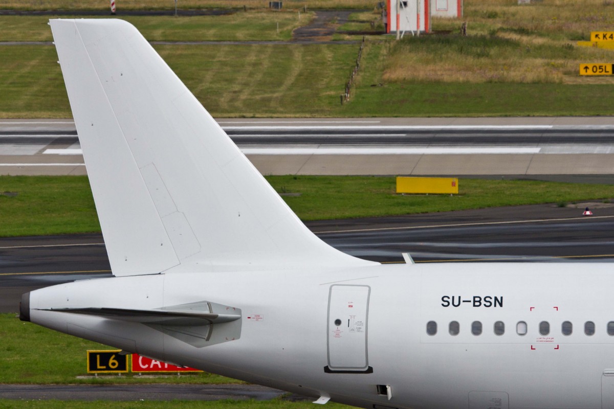 Air Cairo (SM-MSC), SU-BSN, Airbus, A 320-214 (Seitenleitwerk/Tail ~ ohne Titel, weiße Lkrg.), 27.06.2015, DUS-EDDL, Düsseldorf, Germany