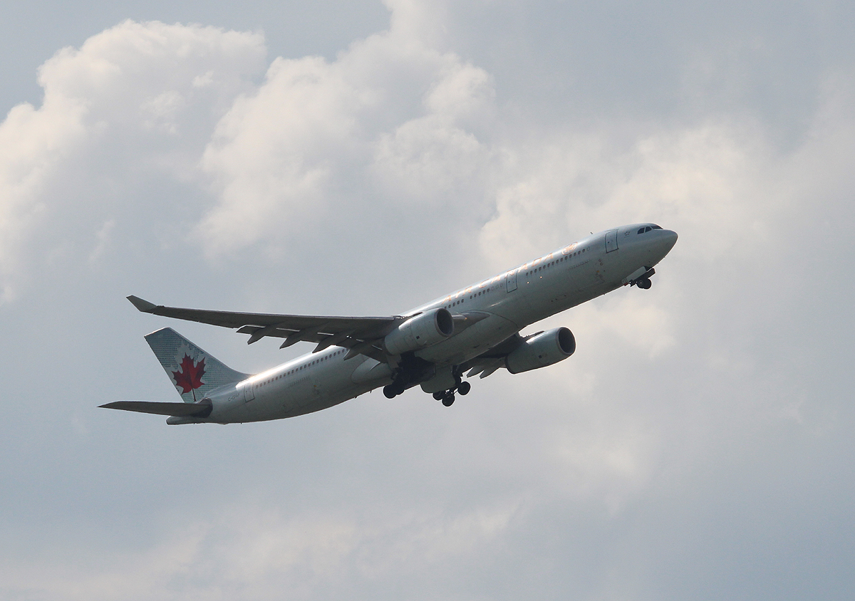 Air Canada A 330-343X C-GFAF beim Start in Frankfurt am 09.06.2013