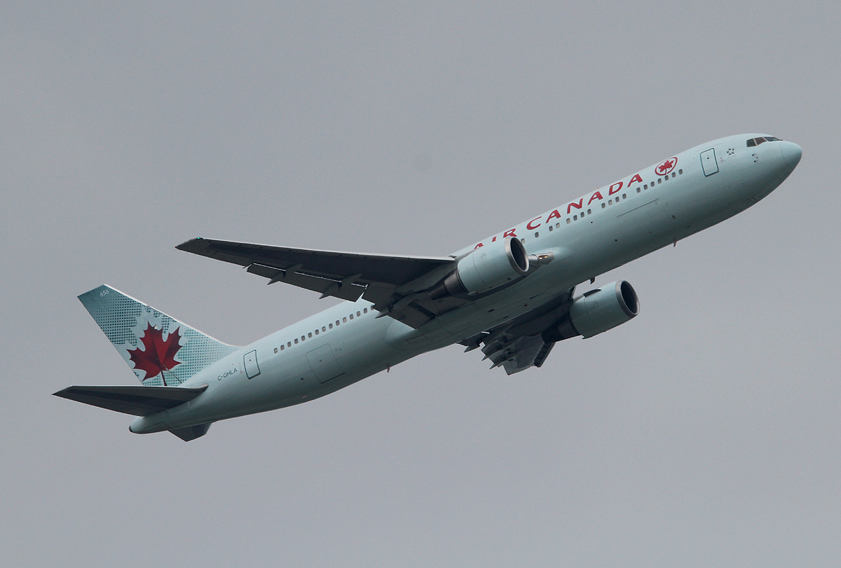 Air Canada B 767-35H(ER) C-GHLA beim Start in Frankfurt am 10.06.2013