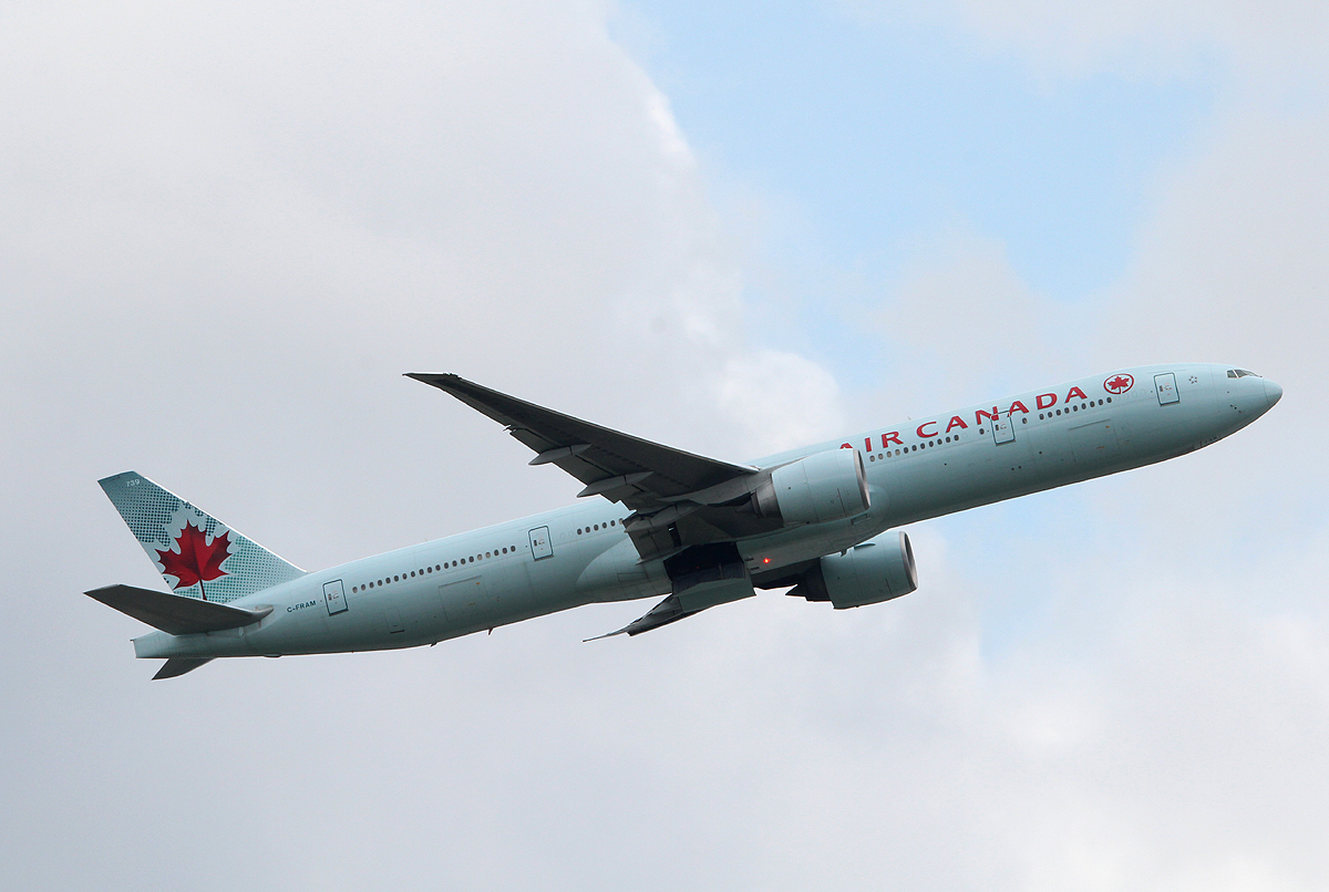 Air Canada B 777-333(ER) C-FRAM beim Start in Frankfurt am 10.06.2013