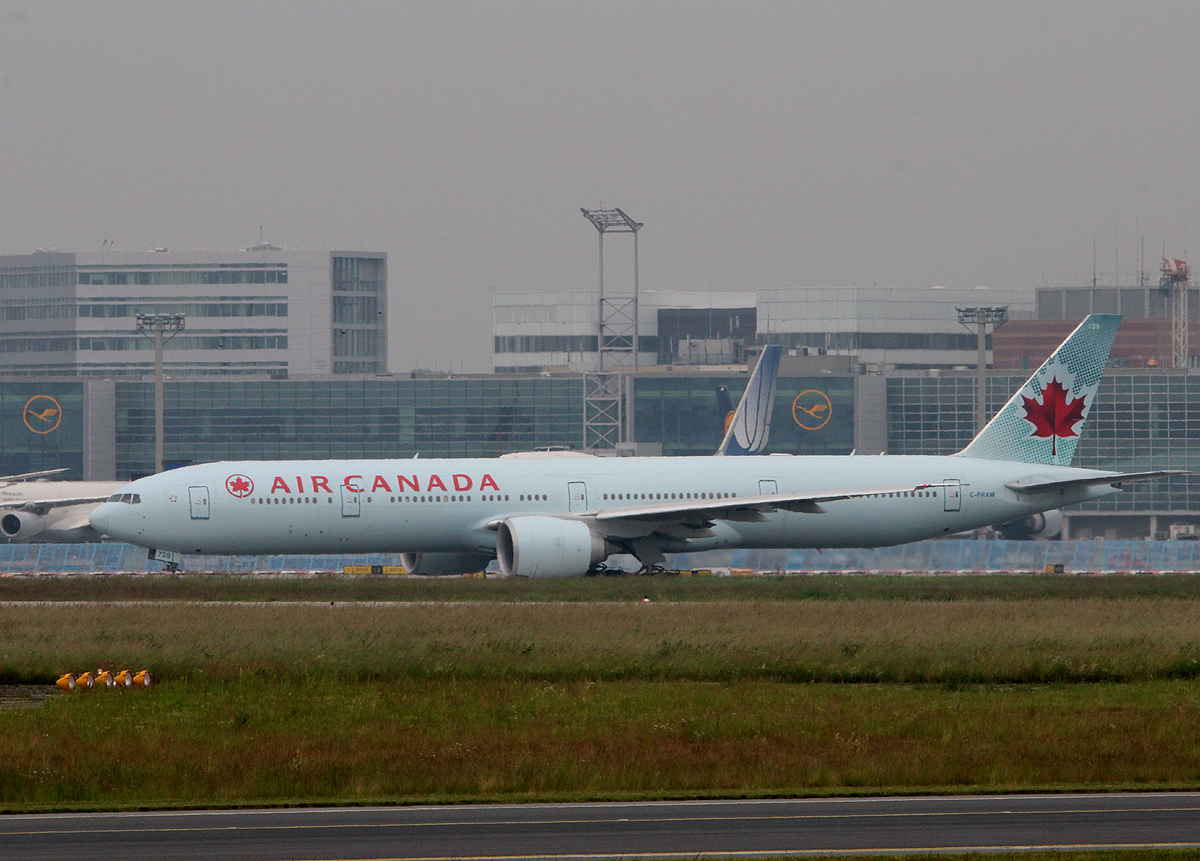 Air Canada B 777-333(ER) C-FRAM am 11.06.2013 auf dem Flughafen Frankfurt