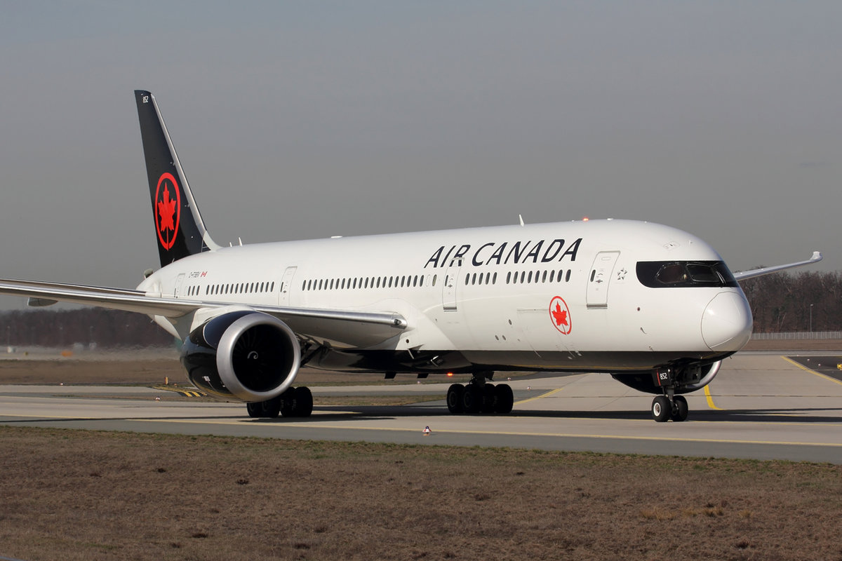 Air Canada Boeing 787-9 Dreamliner C-FSBV rollt zum Gate in Frankfurt 20.3.2019
