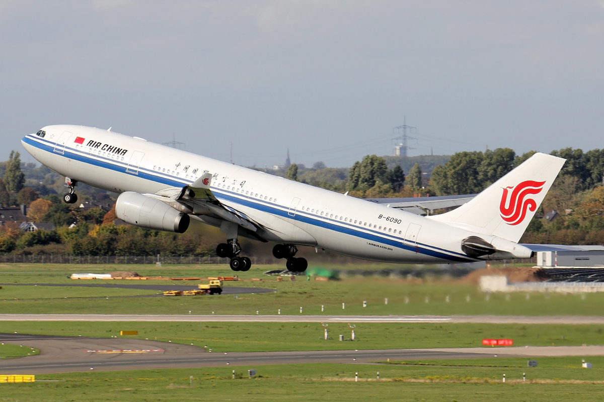 Air China Airbus A330-243 B-6090 beim Start in Düsseldorf 12.10.2019