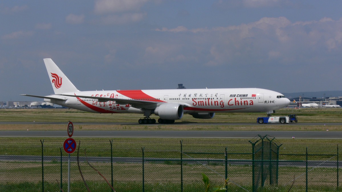 Air China B-2035 Boeing 777-39L/ER auf dem weg zum Terminal 1 am 06.07.2013
 
