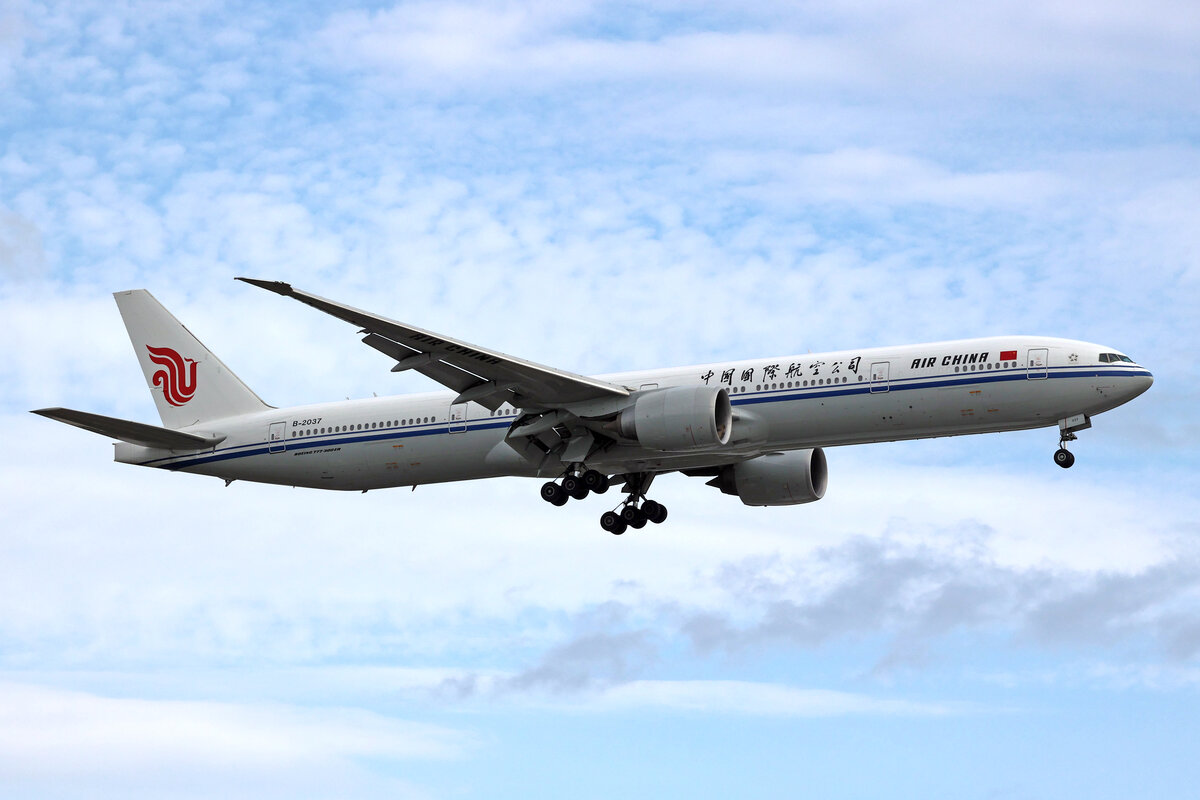 Air China, B-2037, Boeing B777-39LER, msn: 38677/1094, 03.Juli 2023, LHR London Heathrow, United Kingdom.