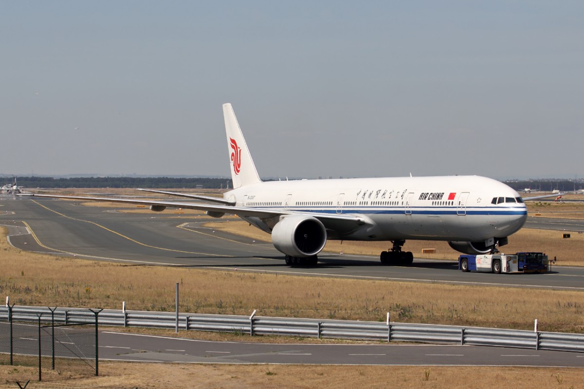 Air China B-2087 wird zum Gate geschleppt in Frankfurt 17.6.2015