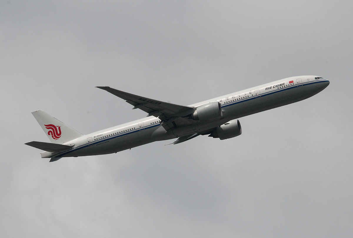 Air China B 777-39L(ER) B-2087 beim Start in Frankfurt am 10.06.2013