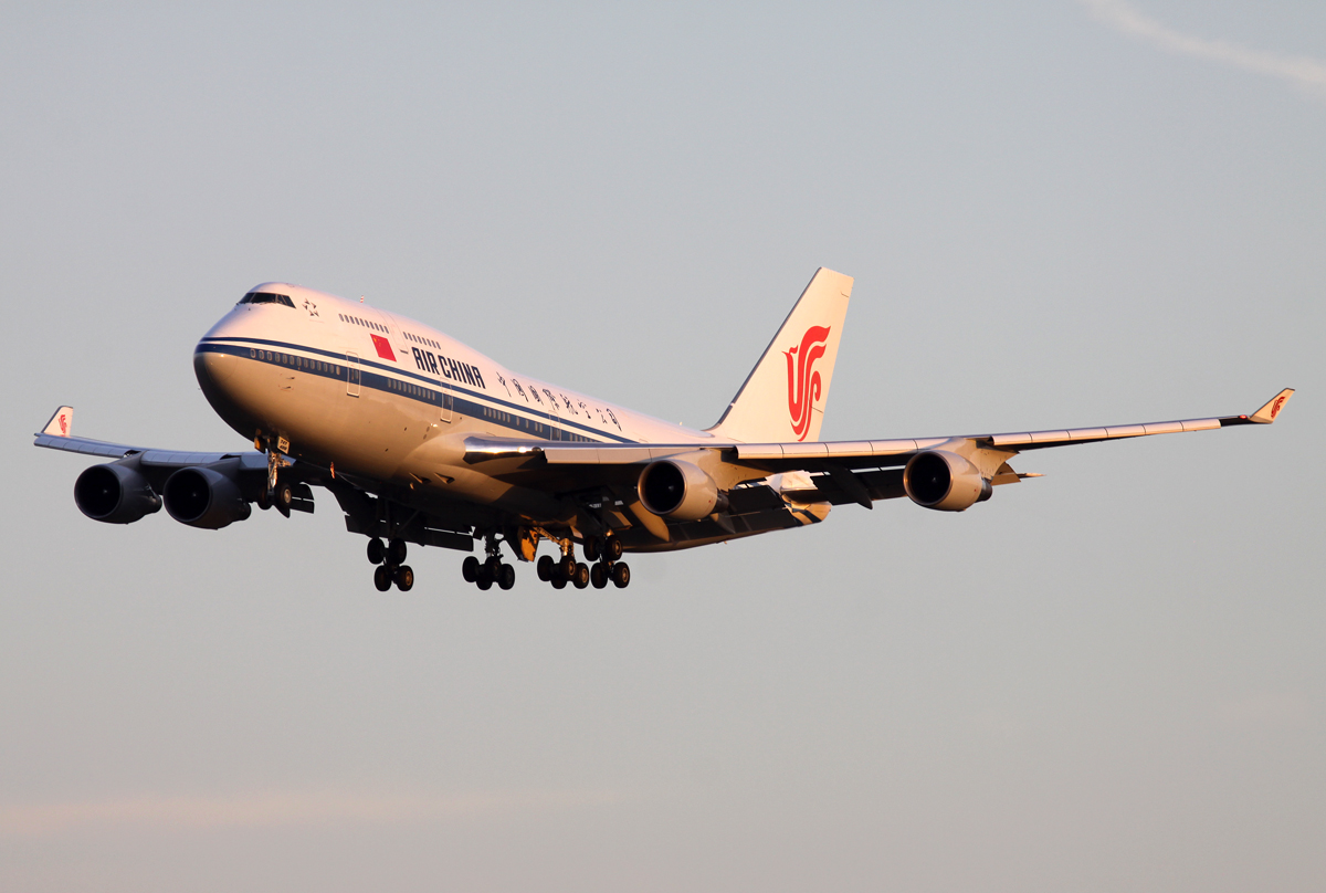 Air China B747-400 B-2447 im Anflug auf 01 in PEK / ZBAA / Peking 26.08.2014