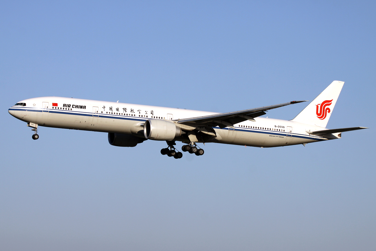 Air China B777-300 B-2038 im Anflug auf 01 in PEK / ZBAA / Peking 26.08.2014