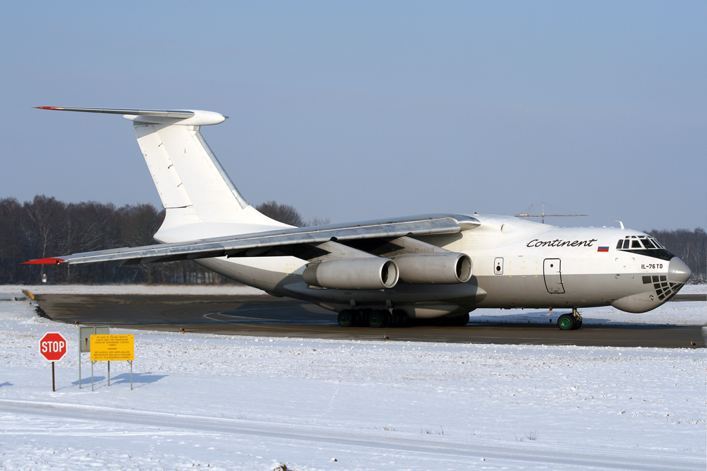 Air Company Continent IL-76TD RA-76403 / UP-I7620 rollt in den Hammerhead der 09 in GKE / ETNG / Geilenkirchen am 06.01.2010