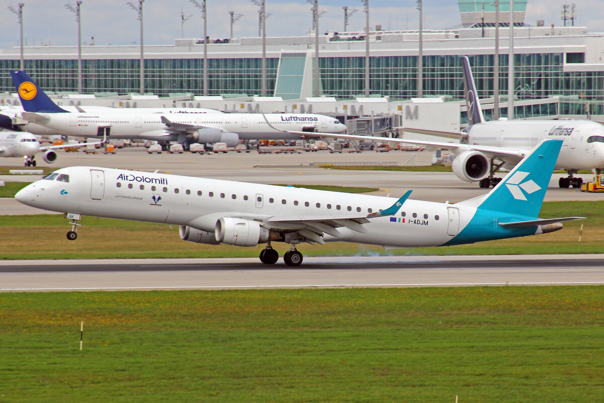 Air Dolomiti, I-ADJM, Embraer ERJ-195LR, msn: 19000258,  Butterfly di Giacomo Puccini , 11.September 2022, MUC München, Germany.