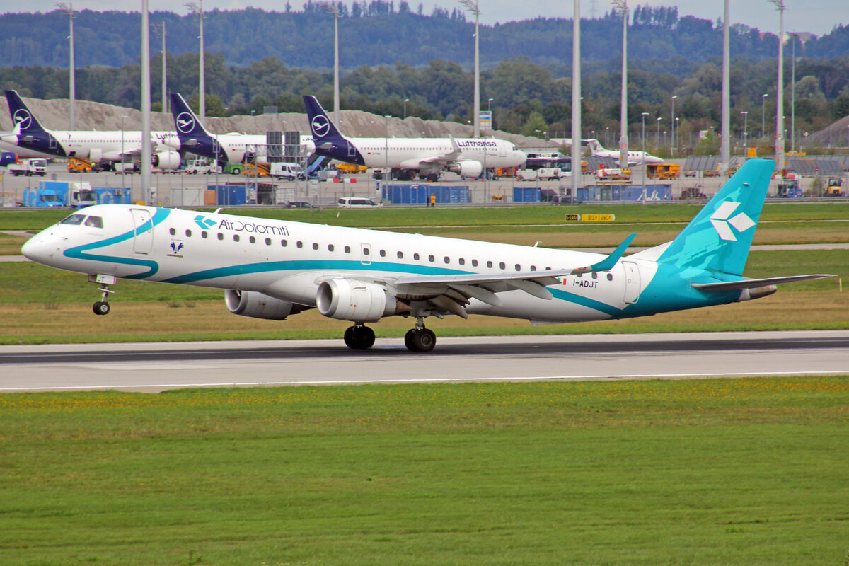 Air Dolomiti, I-ADJT, Embraer ERJ-195LR, msn: 19000606,  Tosca , 11.September 2022, MUC München, Germany.