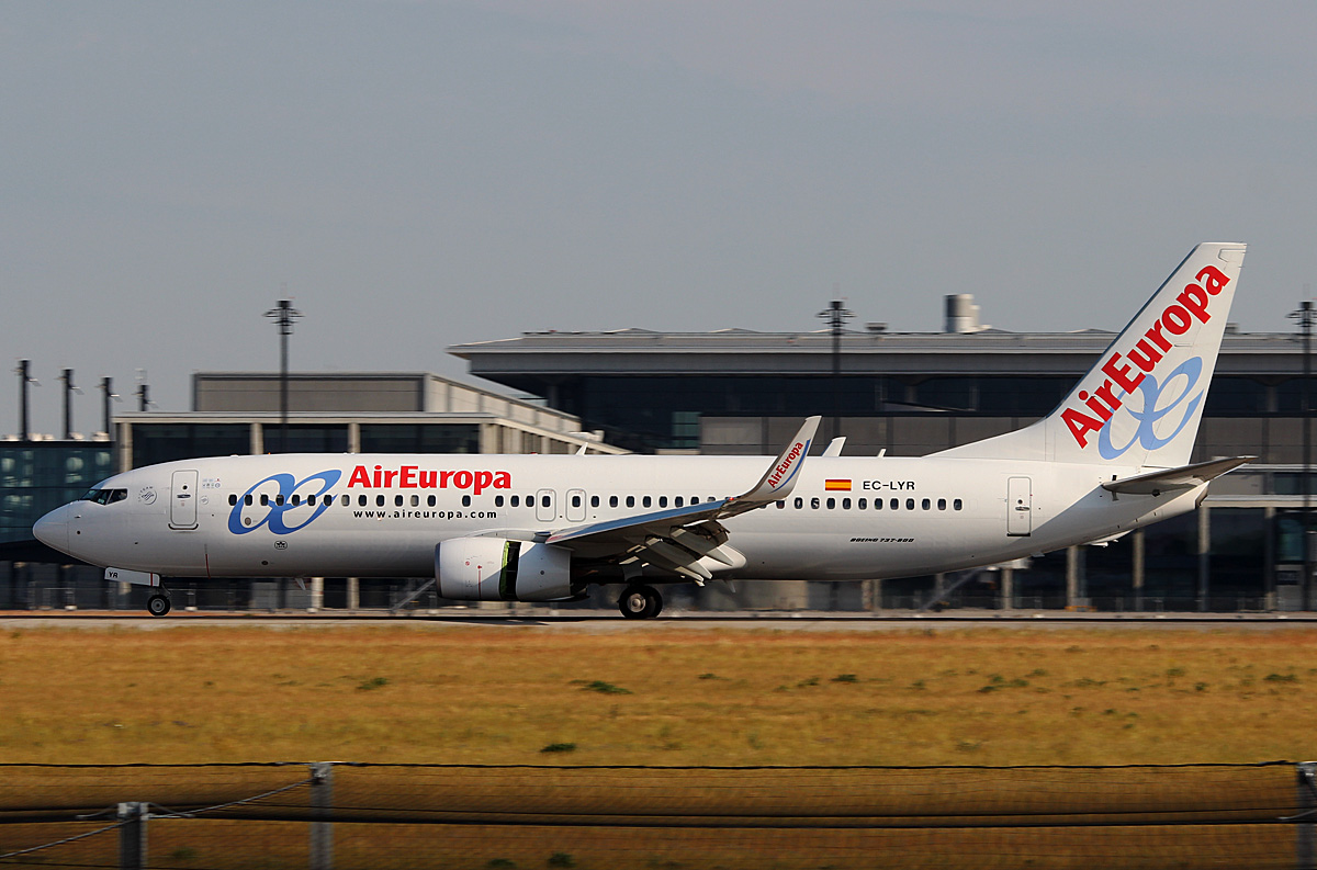 Air Europa B 737-85P EC-LYR nach der Landung in Berlin-Schönefeld(BER) am 06.06.2015 (UEFA CL-Finale 2015)