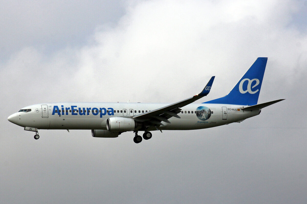 Air Europa, EC-MJU, Boeing B737-85P, msn: 60584/5964, Sticker: Argentina Iguazú Falls, 01.Mai 2022, ZRH Zürich, Switzerland.