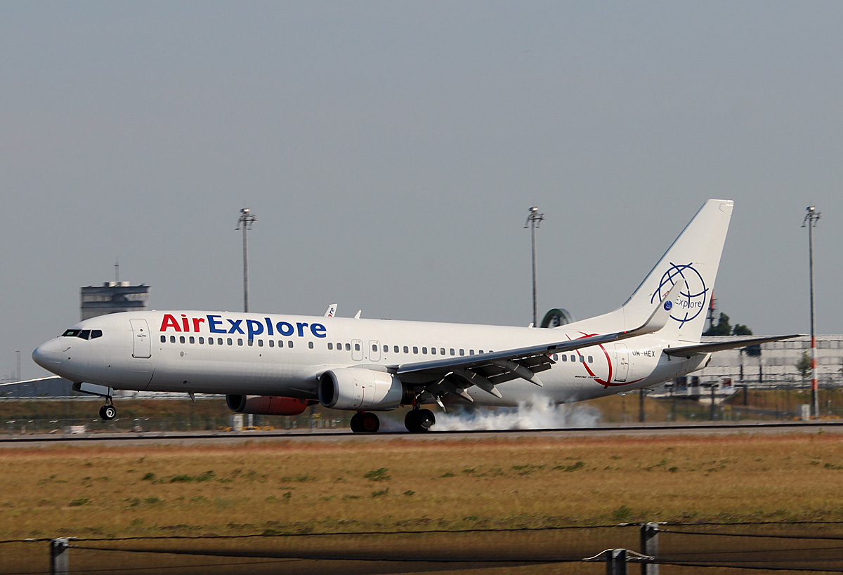 Air Explore B 737-81Q OM-HEX bei der Landung in Berlin-Schnefeld(BER) am 06.06.2015