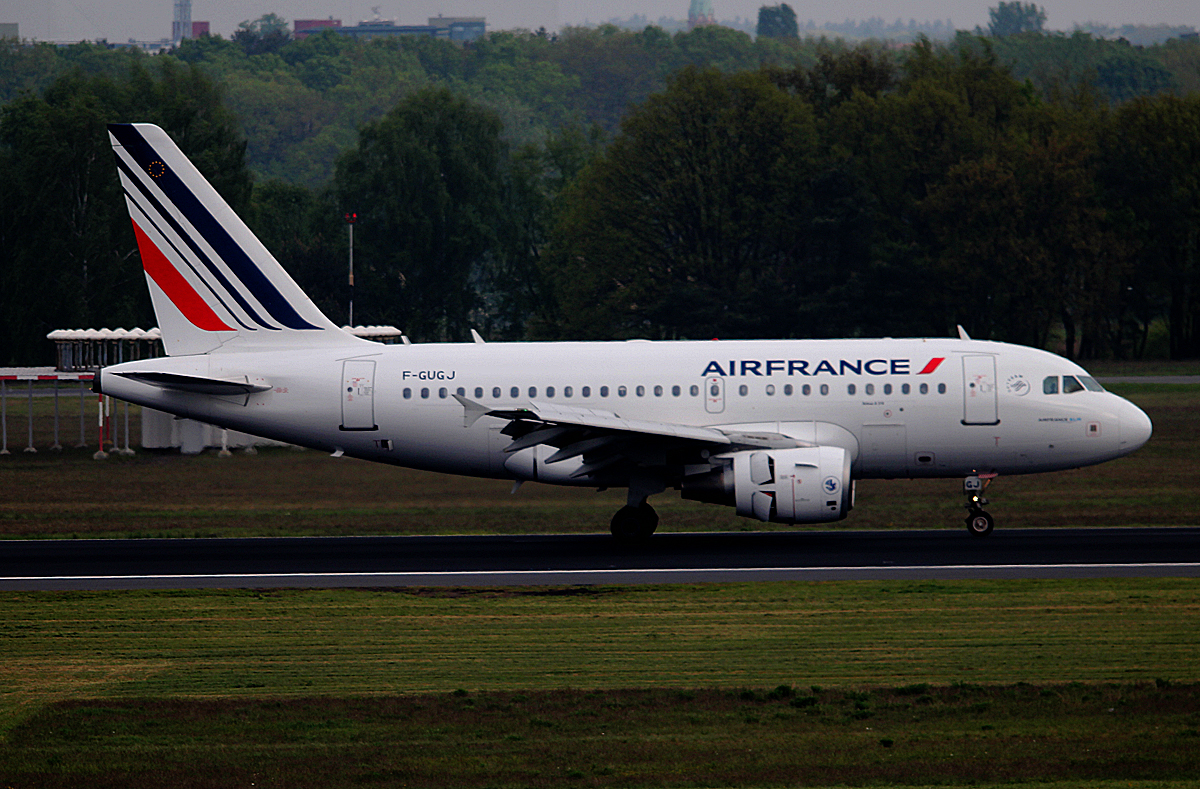 Air France A 318-111 F-GUGJ nach der Landung in Berlin-Tegel am 27.04.2014