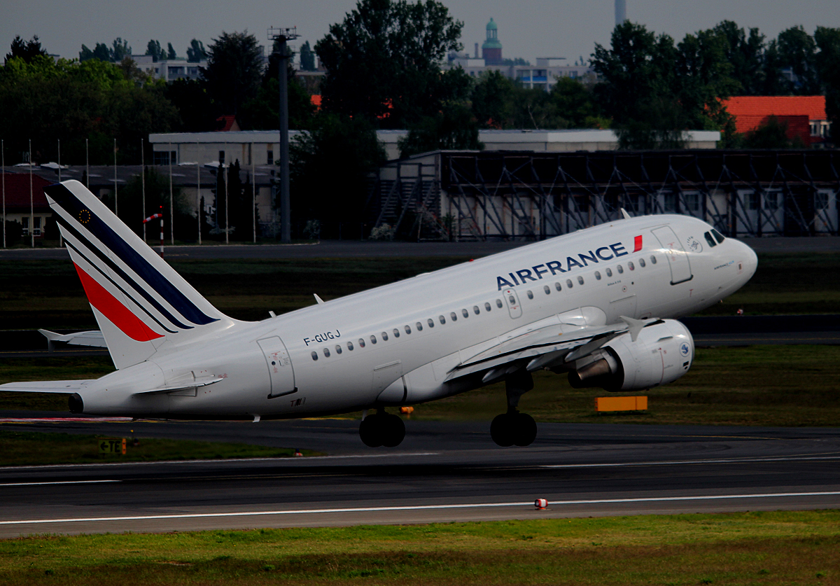 Air France A 318-111 F-GUGJ beim Start in berlin-Tegel am 27.04.2014