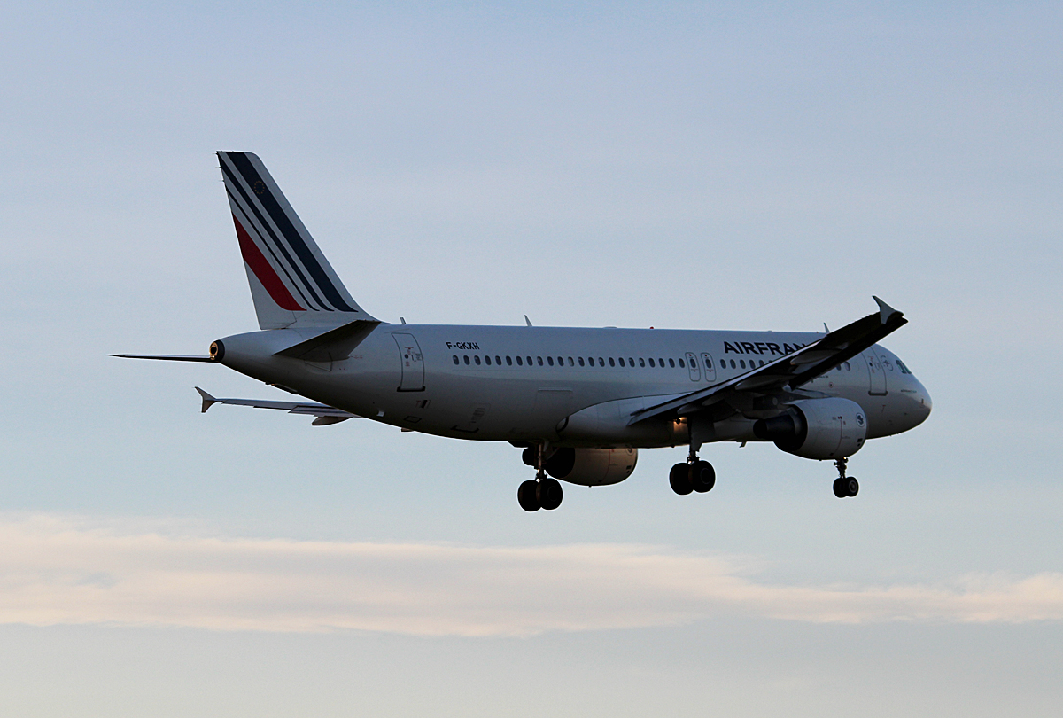 Air France A 320-214 F-GKXH bei der Landung in Berlin-Tegel am 06.12.2015